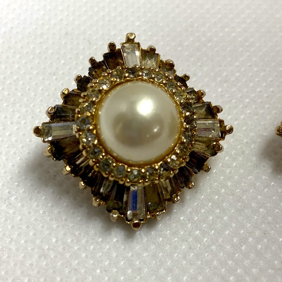 Signed Panetta faux Mabe pearl & grey to white baguette rhinestone clip earrings - Picture 2 of 5